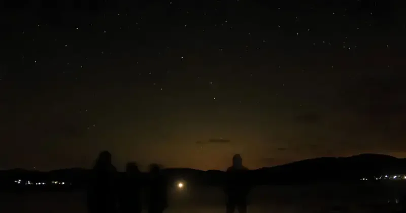 Göl kenarındaki etkinlikle Perseid meteor yağmurunu izlediler