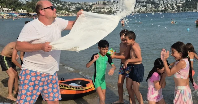 Sıcaktan kavrulan Bodrum da sahile 2 ton buz döküldü Muğla Haberleri Habertürk Yerel Haberler