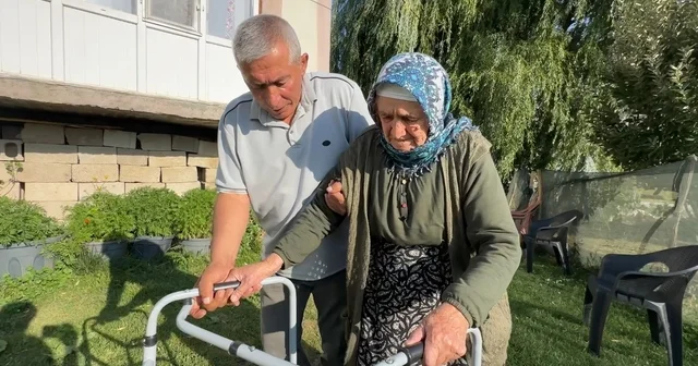 Yüksekova da bir vefa hikayesi 20 yıldır annesine gözü gibi bakıyor, tek isteği annesine bir akülü tekerlekli sandalye almak Hakkari Haberleri Habertürk Yerel Haberler
