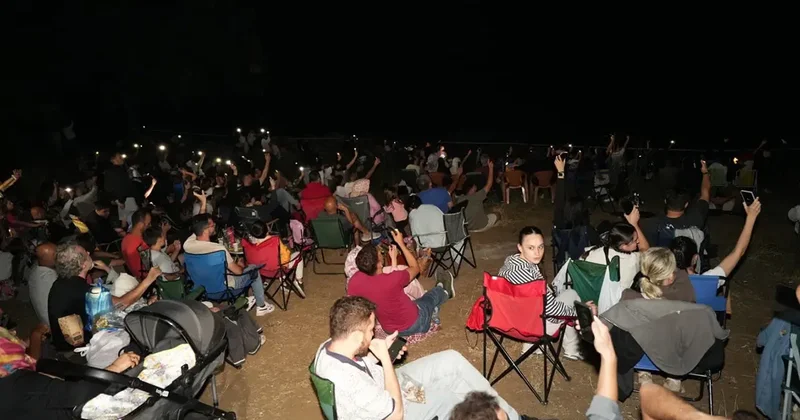 Binlerce kişi gece akın etti! Trafik kilitlendi, kilometrelerce yürüdüler