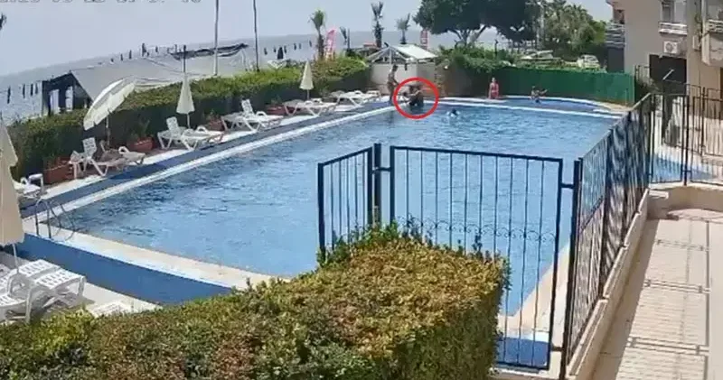 Havuzda boğulma tehlikesi geçiren çocuğu görevli kurtardı; o anlar kamerada