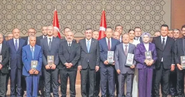 YAVUZ DONAT Milletin evinde ödül töreni