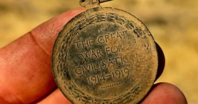1915 te Gelibolu da ölen askerin madalyası 1 asır sonra bulundu! Ailesine teslim edildi