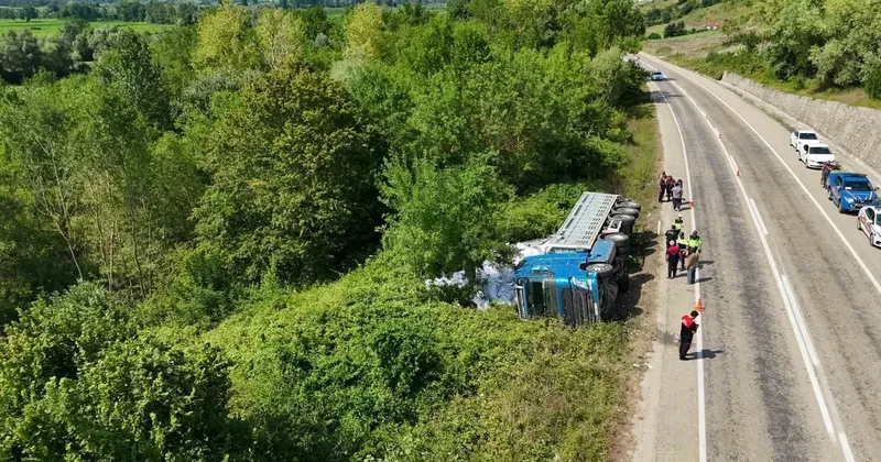 Sinop’ta kontrolden çıkan tır yan yattı: 3 yaralı