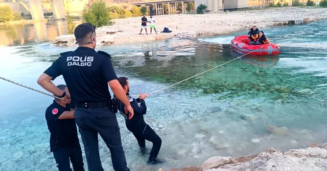 Piknik yaparken köprü altında mahsur kalan 6 kişi kurtarıldı Fırat Nehri üzerindeki köprü altında bir ayda 42 kişi mahsur kaldı Adıyaman Haberleri Habertürk Yerel Haberler
