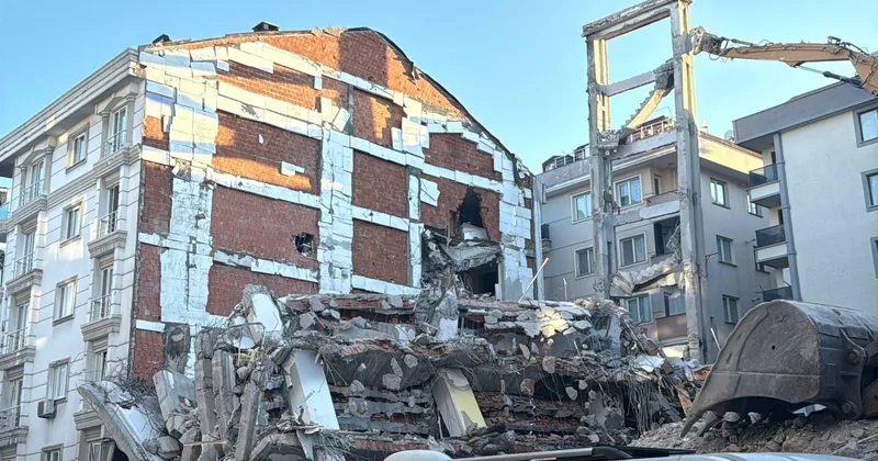 Yıkılan binadan kopan betonlar 2 binaya zarar verdi