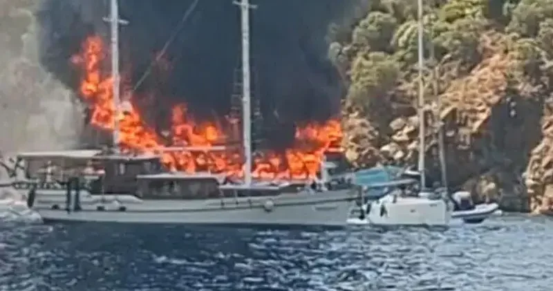 Fethiye’de koydaki tekne yandı, 115 yolcu suya atladı