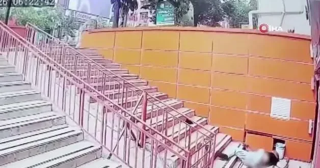 Beton blokta uzandı, dengesini kaybedip merdivenlere düştü
