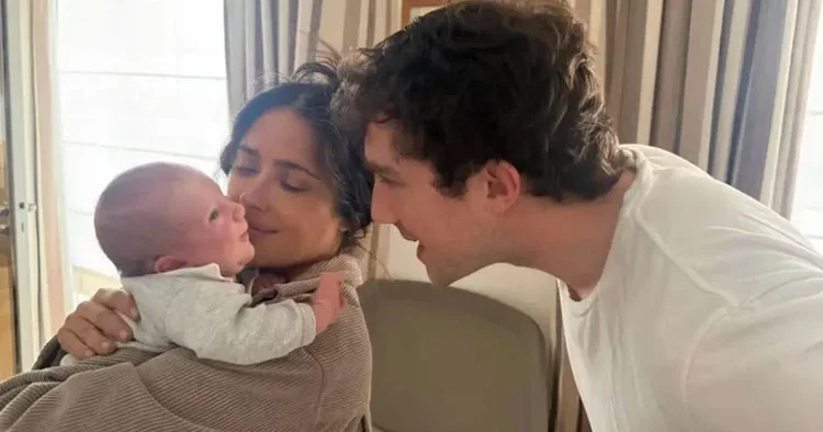 Üvey de olsa o artık bir babaanne... Ünlü oyuncunun kucağına bebeği tutuşturdular: İşte torunun, doya doya sev!