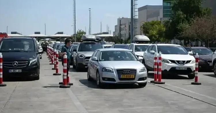 Yıllık izinleri biten gurbetçilerin dönüş yolculuğu sürüyor: Sınır kapılarında yoğunluk