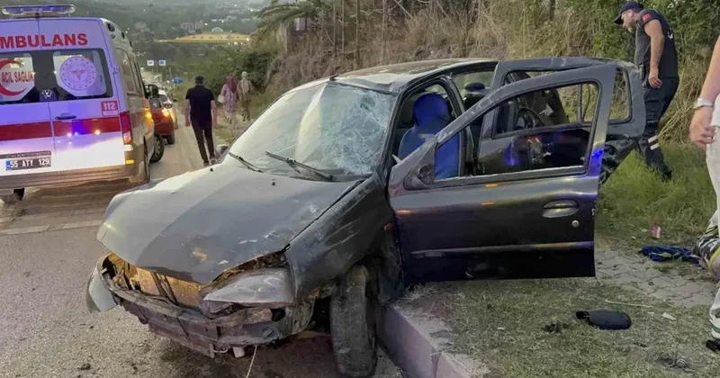 Samsun’da otomobil çöp konteynerine çarptı