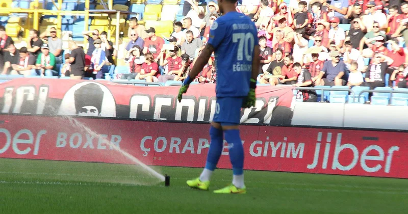 Süper Lig de ilginç anlar! Maç oynanırken kimse ne olduğunu anlayamadı
