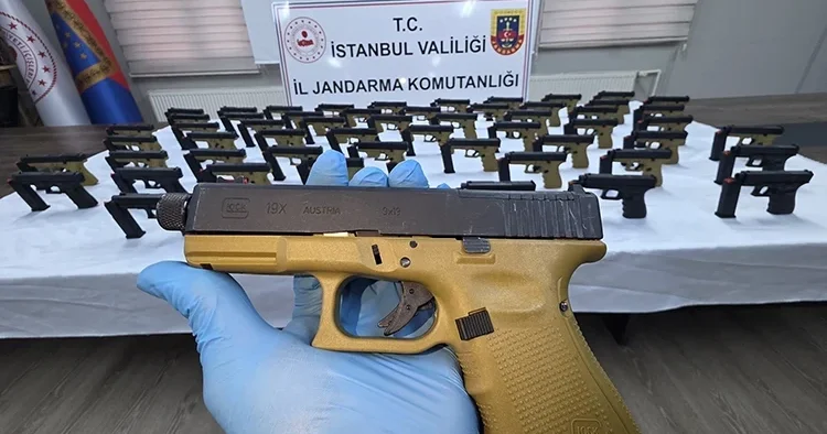 Taksinin bagajı cephanelik çıktı: Eyüpsultan da 108 tabancayla yakalanan 2 şüpheli tutuklandı
