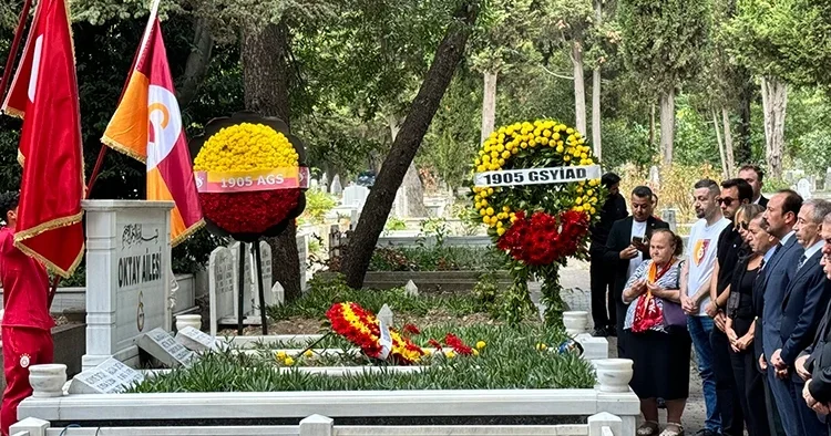 Türk futbolunun ve Galatasaray ın unutulmaz efsanesi Metin Oktay, kabri başında anıldı