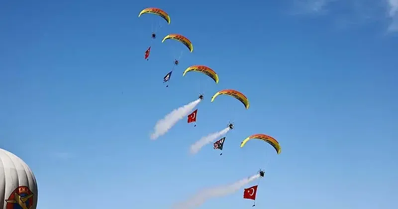 İzmir deki havacılık festivalinde gökyüzünde Türk bayrağı ve Atatürk posteri açıldı