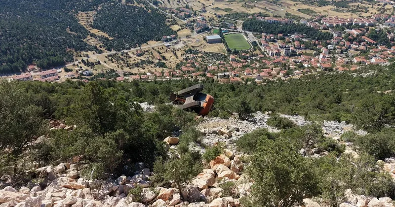 Antalya da uçuruma devrilen iş makinesinin operatörü yaralandı