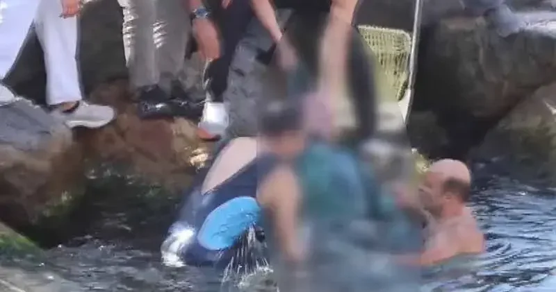 Üsküdar da zıpkınla balık avlayan kişi boğulma tehlikesi geçirdi