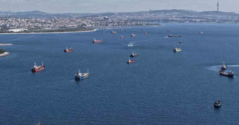 Karadeniz’deki saldırı riski nedeniyle ilerleyemeyen gemiler, İstanbul açıklarını adeta otoparka çevirdi