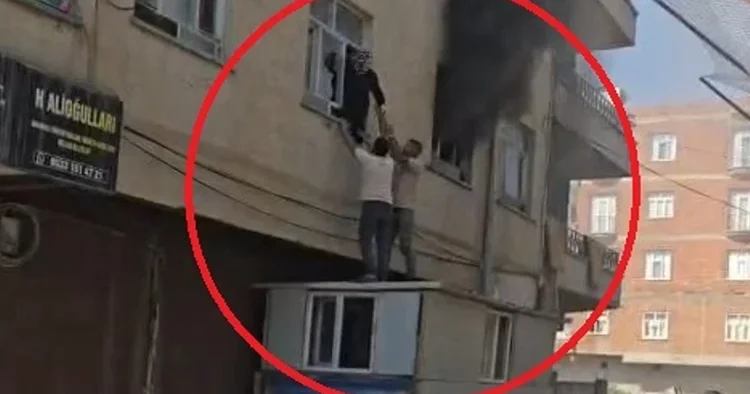 3 katlı binada alevler yükseldi! Mahsur kalan kadını konteynerin üzerine çıkıp kurtardılar