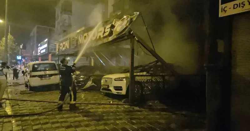 Antalya’da oto galeride yangın: 4 araç ve apartman hasar gördü
