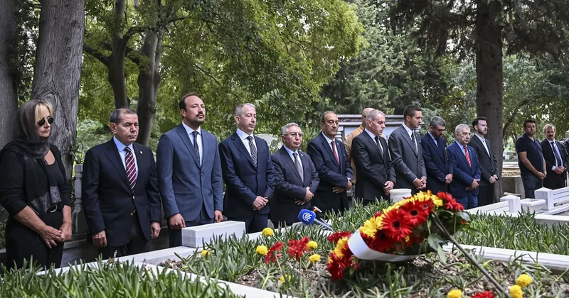 Taçsız Kral Metin Oktay kabri başında anıldı Sözcü Gazetesi