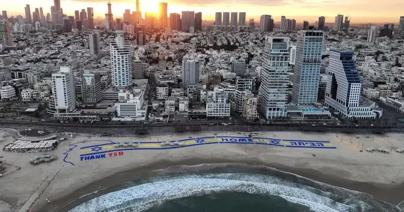 Trump a İsrail de sürpriz karşılama! Plaja dev Teşekkürler pankartı asıldı