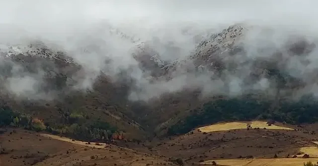 Sivas’ta sonbahar ve kış aynı karede: Kar yağışı mest eden manzaralar oluşturdu VİDEO İZLE