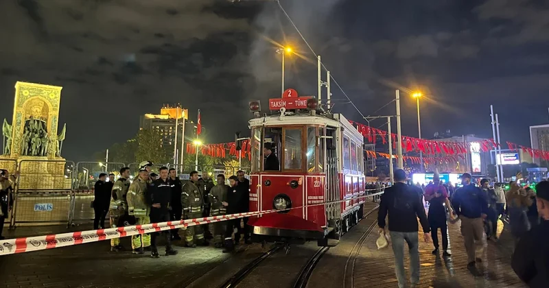 Nostaljik tramvay alev aldı: Yolcular büyük panik yaşadı Sözcü Gazetesi