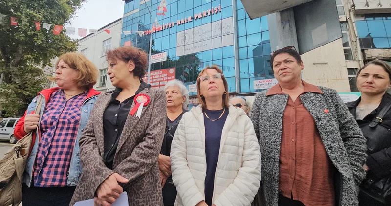 CHP Zonguldak Merkez İlçe Kadın Kolları yöneticisi ve üyesi 10 kadın istifa etti
