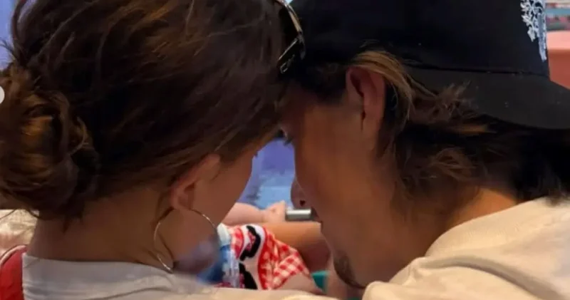 Millie Bobby Brown ve eşi evlat edindikleri kızlarının ilk fotoğrafını paylaştı