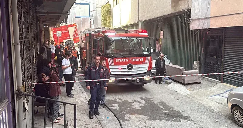 Beyoğlu nda değişim sırasında parlayan tüp evi yaktı: 1 yaralı
