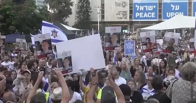Tel Aviv’de kurulan dev ekranlardan ateşkesi izlediler VİDEO İZLE