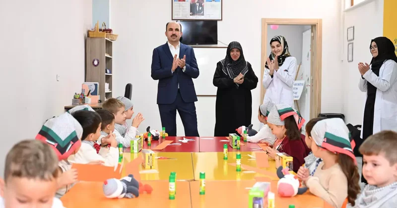 Başkan Altay, Filistin duyarlılığı ile dikkat çeken minik öğrencileri ziyaret etti