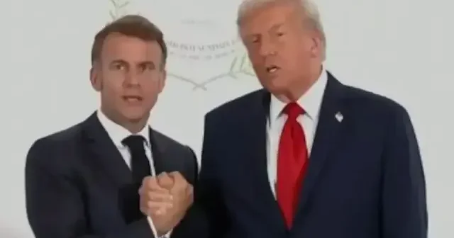 Trump ve Macron un tokalaşma mücadelesi VİDEO İZLE