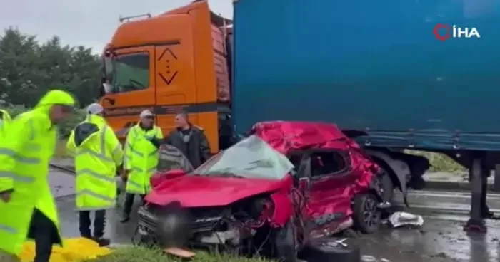 Rize de feci kaza: Otomobil tırın dorsesine çarptı, 3 kişi hayatını kaybetti
