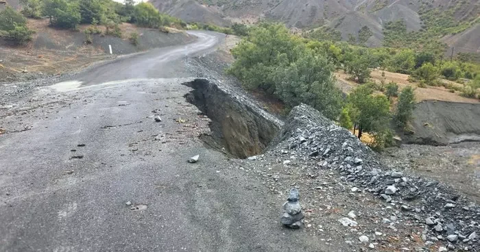 Elazığ’da köy yolunda çökme meydana geldi