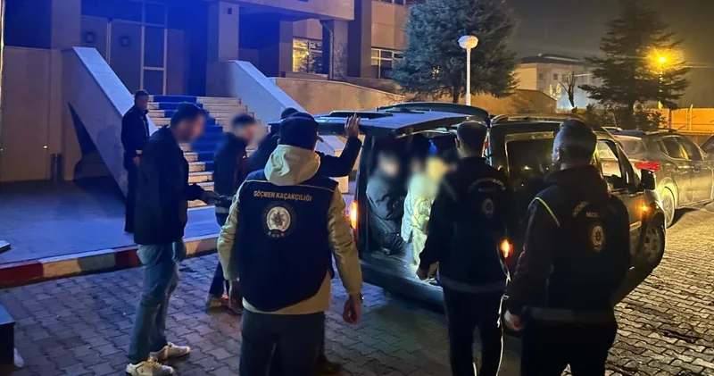 Aracın bagajında 10 kaçak Afgan göçmen yakalandı