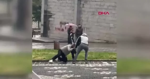 Korkunç görüntüler! Tartıştığı kişiyi önce yerde sürükledi; sonra kaldırım taşıyla vurdu