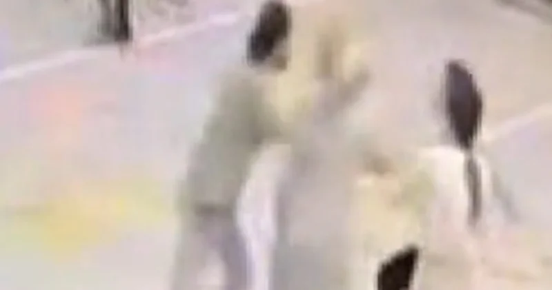Çocuklara bıçak çekti! Araya gireni yaraladı! Güncel haberler Son dakika haberleri