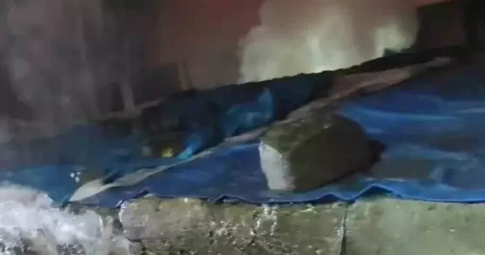 Metruk binada çıkan yangın söndürüldü