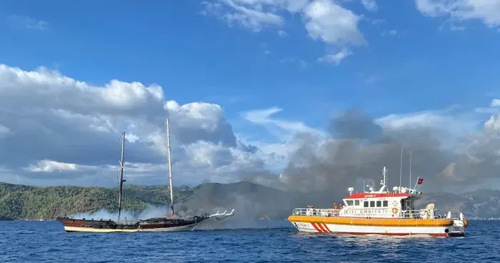 Fethiye de yangın çıkan tekne söndürme çalışmaları sırasında battı