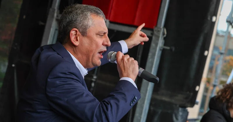 CHP lideri Özel den Avrupa da ilk miting: Erdoğan la al ver ilişkisinde oldukları için susanlar var, darbeye susanları not ediyoruz!