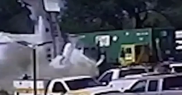 Teksas ta bir pilot kontrolü kaybedince uçağıyla birlikte otoparka çakıldı: O anlar kamerada VİDEO İZLE