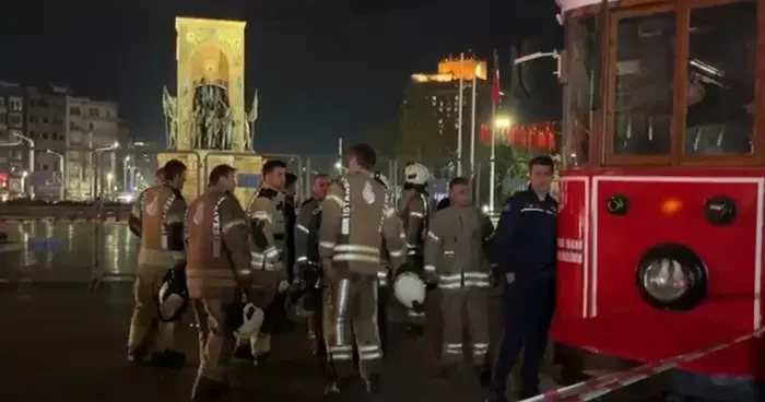 Taksim’de tramvayda yangın paniği: Ekiplerin müdahalesiyle söndürüldü
