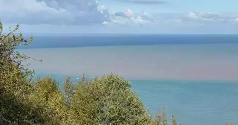 Bartın Irmağı’nın taşıdığı çamur nedeniyle denizin rengi değişti
