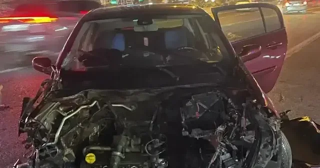 Başakşehir de otomobil otobüs durağına çarptı: Bir kişi yaralandı Gündem Haberleri