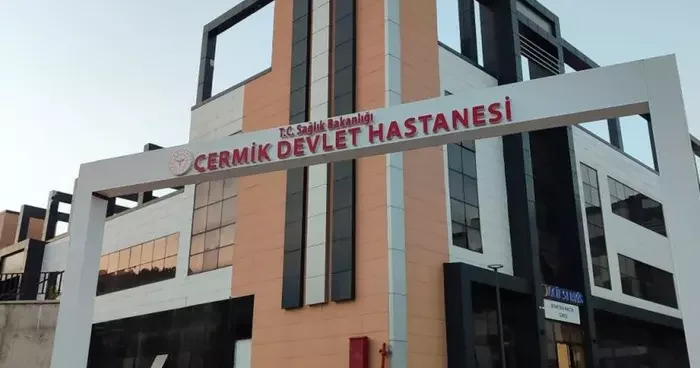 Motosikletli şahıs, araçtan indirdiği kadını bıçaklayıp kaçtı