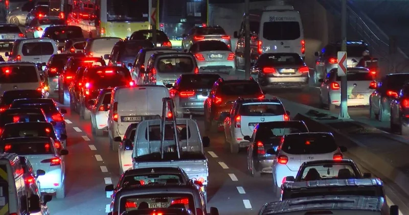 İstanbul da manzara değişmedi: Bir çok ana arterde trafik durma noktasına geldi