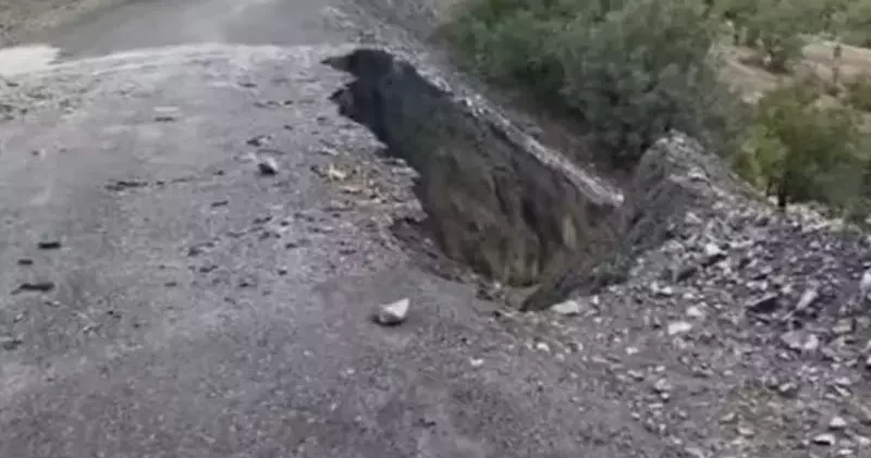 Yağış sonrası kaya parçaları düştü, yolda çökme oldu