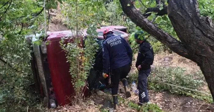 Malatya da virajı alamayan pikap şarampole uçtu: 2 yaralı